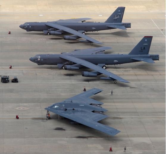 Máy bay ném bom chiến lược B-52H và B-2A của Không quân Mỹ